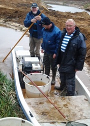 Wegvangen van de vissen in de oude loop van de Molengoot